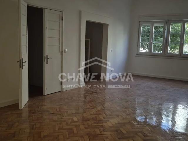 T4 Renovado com 200 m² | 2 Suítes | Varanda | Avenidas Novas – Av. Defensores de Chaves