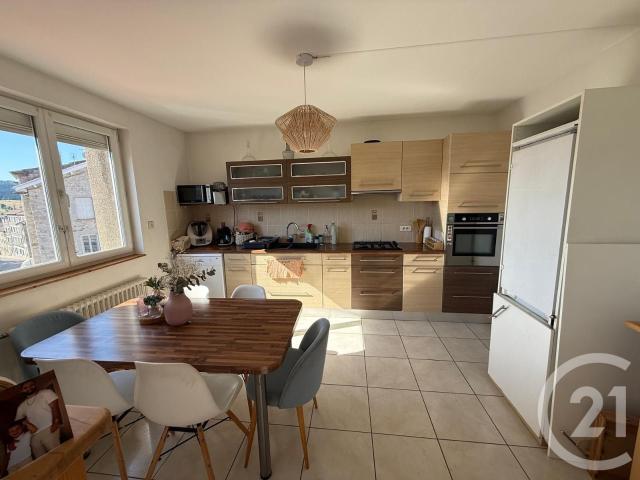 T5: Superbe appartement en plein cœur du bourg sur la place desservant.
