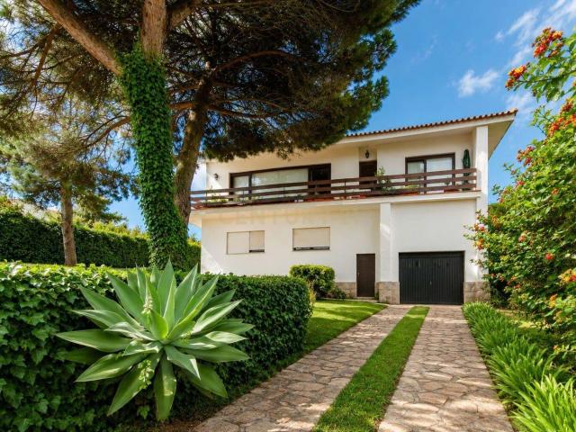 T6+1 em 1066 m2 de tranquilidade, para remodelar ou investir