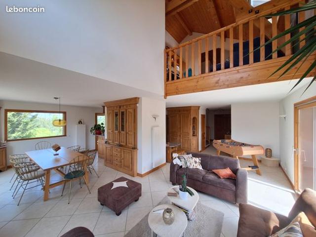 T6 200m2 habitable 1228m2 de terrain 3 chambres avec salle de bains Sous sol complet