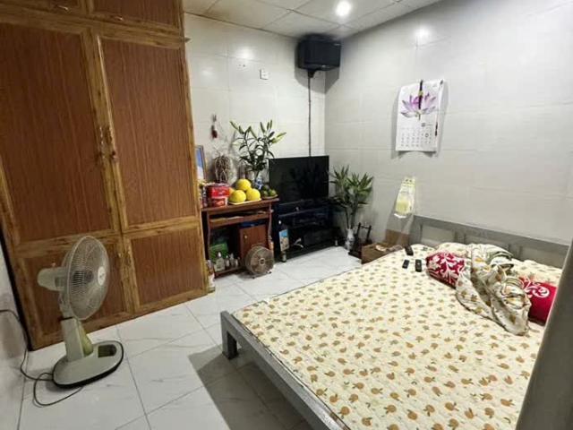 Tập thể tầng 1 ở phố 8/3, phố Quỳnh Mai cần bán