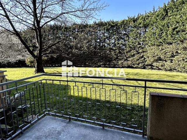 T 3 de 65 m2 avec terrasse / cellier/ place de parking