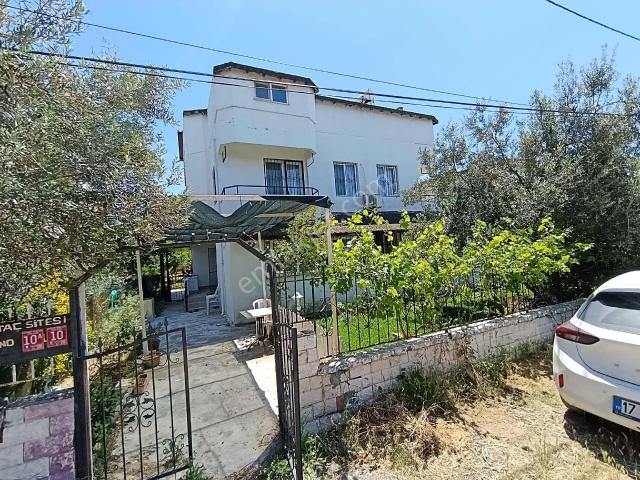 Taş Emlak'tan Plaja Yakın Kısmi Deniz Manzaralı Bakımlı Villa