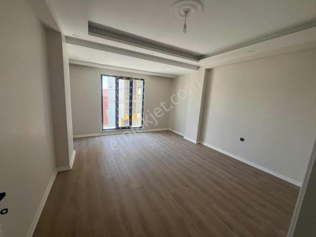 Taşoluk Caddesine Yakın 2+1 Sıfır Kullanışlı Ara Kat