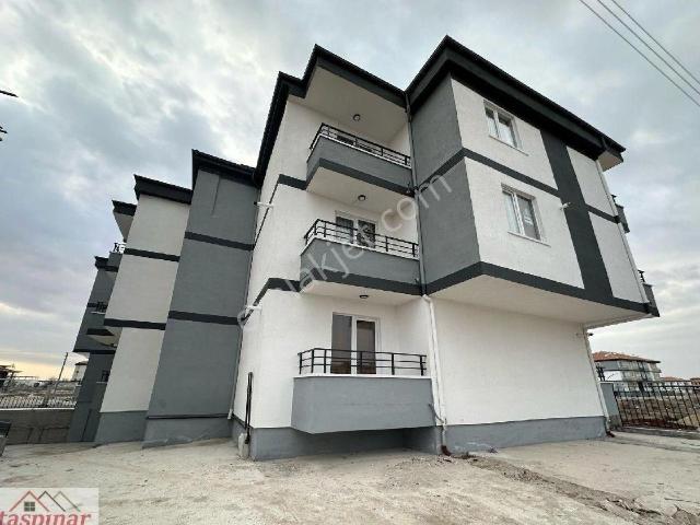 Taşpınar Gayrimenkul'den Üniversite Bölgesinde Satılık 1+1 Daire Eşyalı Balkonlu Ara Kat