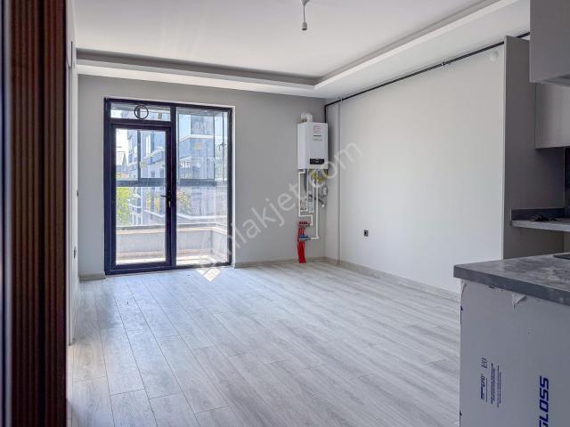 Taşpınar'da İncek Bulvara Yakın Katta Cam Balkonlu Kiralık 1+1