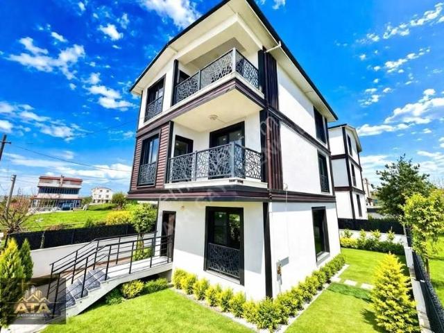 ꧂tam Müstakil Merkezde 6+1 Bodrumlu 220m2 Arsa İçinde Villa. !