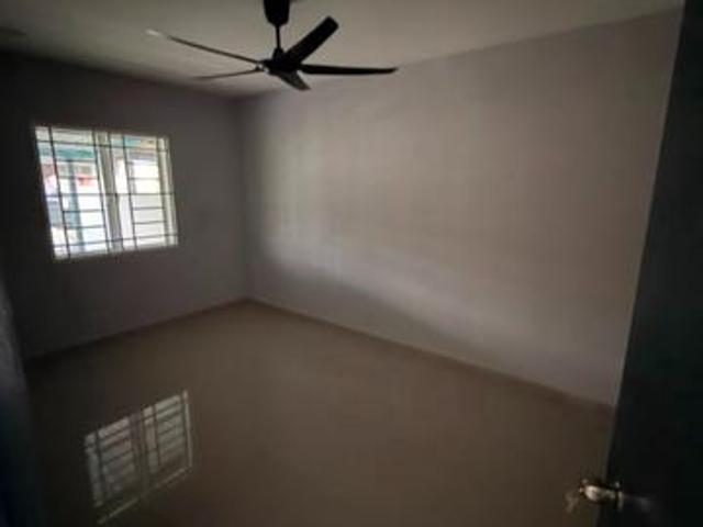 Taman University Corner Unit 3 Bed Partially Furnished Tuas Skudai
