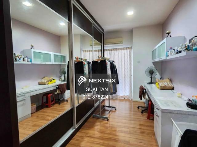 Taman Universiti 3 Storey Shoplot 很多大品牌的街，租客也是知名品牌之一3 层楼都装修得美美滴