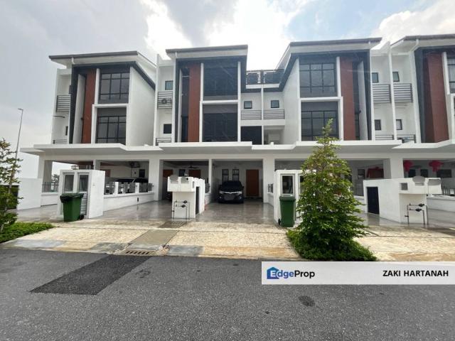 Taman Akasia Semenyih 1.5 Storey Townhouse For Sale