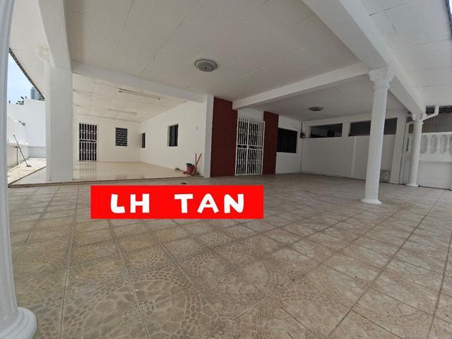 Taman Brown 2sty SemiD new refurbished corner unit with big compound