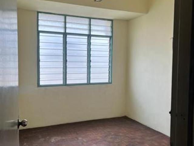 Taman Bukit Jambul Block D 900sf 3Bedrooms 2Bathrooms WELL KEPT