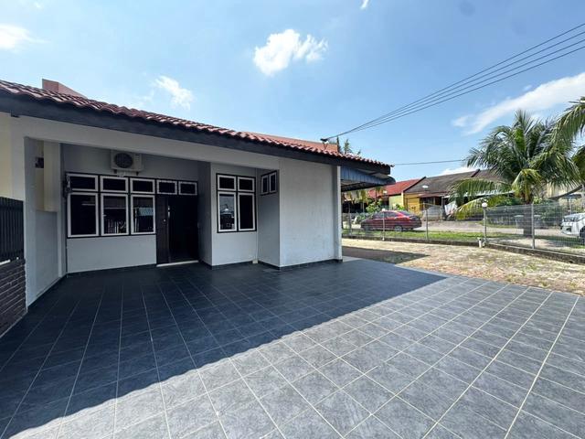 Taman Data 1sty corner extra land full loan good condition