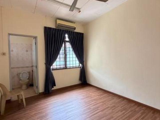Taman Daya Double Storey 4 Bed Fully furnished Mount Austin New paint