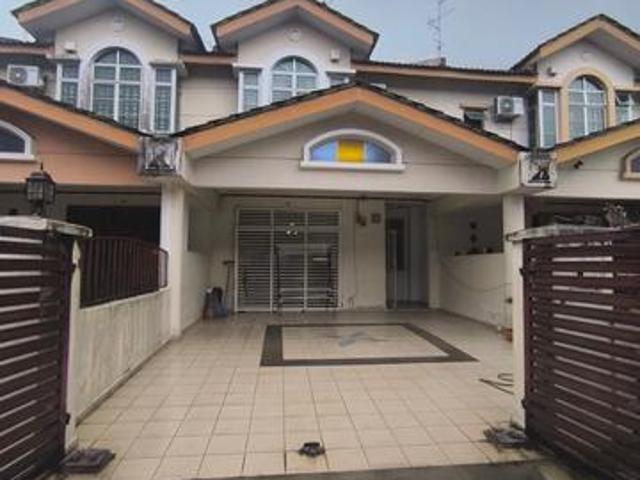 Taman Daya double storey house for rent