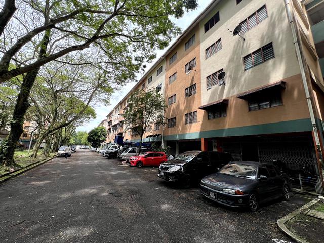 Taman Equine Low cost apartment Pangsapuri Mawar Jaya top floor