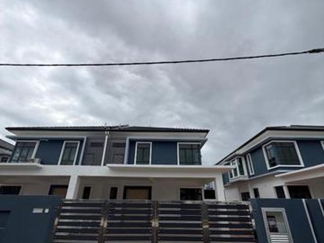 Taman Kluang Perdana Double Storey Semi D House for Rent