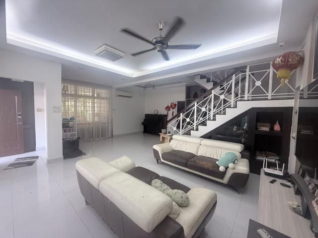 Taman Molek 2 Storey End Lot With Land For Sale