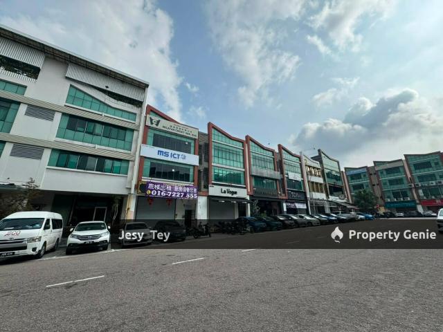 Taman Molek 2nd Floor For Rent