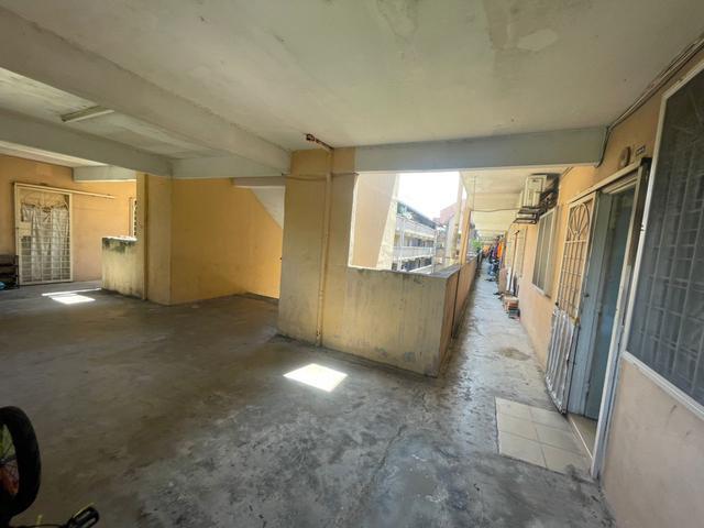 Taman Puncak Kinrara Flat Near to school and factories