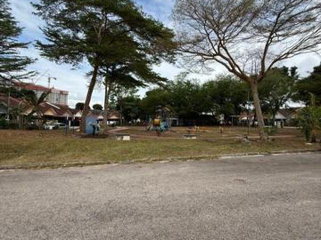 Taman Seri Austin Single Storey With Attic Floor Facing Garden View