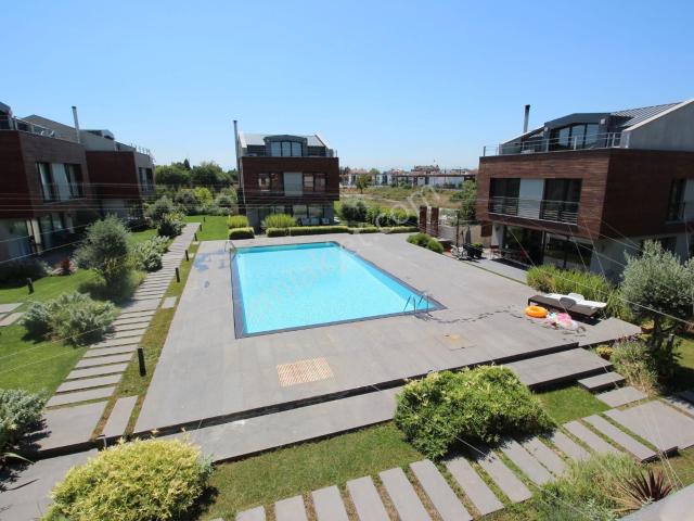 Tamiş'den Tuzla Marine Villalarında Havuzlu 5+2 Triplex Villa