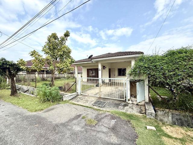 TANAH LUAS 1 Storey Bungalow Taman Pinggiran Putra Seri Kembangan