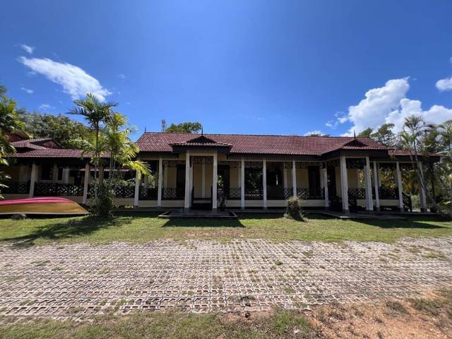 TANAH LUAS 35381sqft Villa Klasik Putih Marang Terengganu for sale