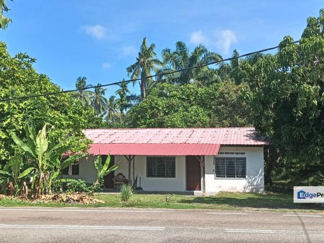 Tanah pertanian dihadapan jalan utama kampung untuk dijual