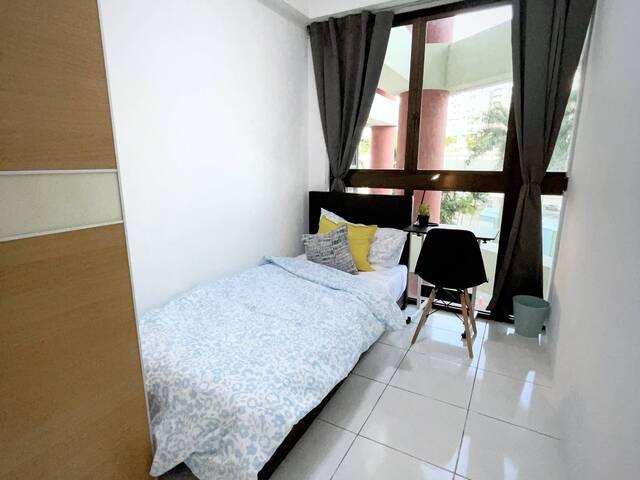 Tanamera Condo room