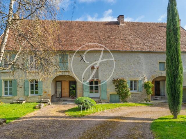 Tannay Nievre Deux maisons avec 4700 m² de terrain à vendre. 378m² Tannay