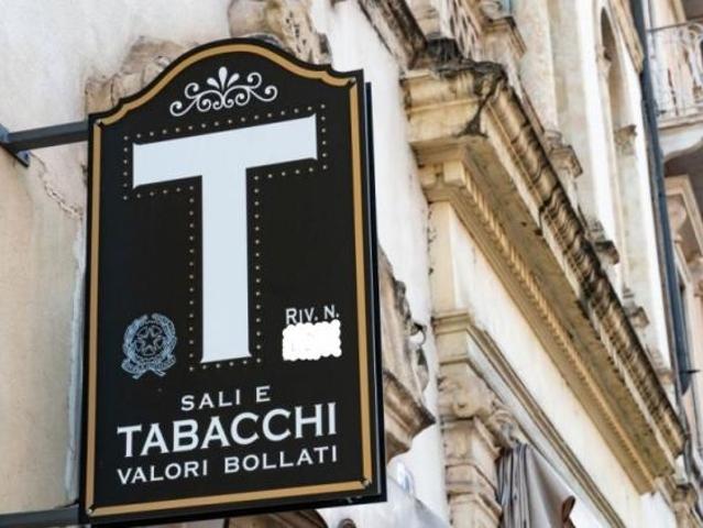 Tabaccheria Cartoleria Giochi in vendita a Vercelli