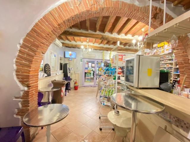 Tabaccheria in vendita a Pietrasanta