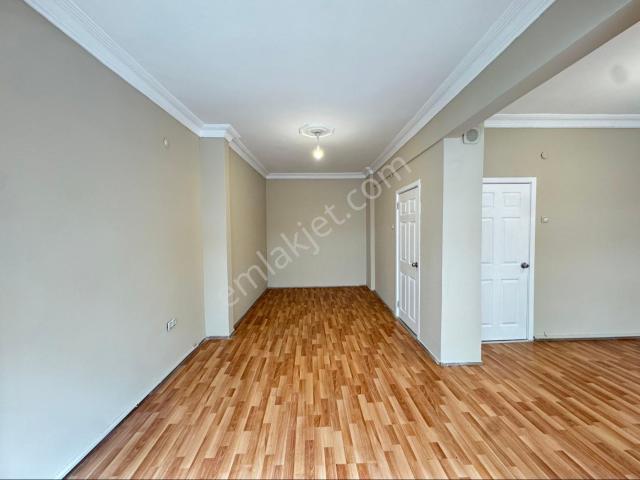 Tadilatlı Masrafsız 120m2 Cadde Üstü Balkonlu Daire