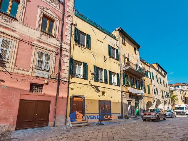 Taggia: Via Soleri, centro paese comodo ai servizi, proponia. 95m² Taggia