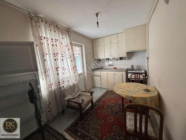 Tahir Ün Caddesi Yakını Eşyalı Kiralık 2+1 Daire