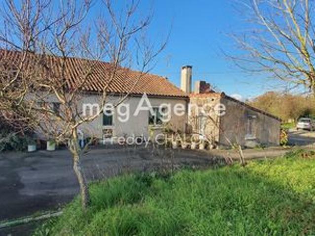 Tallud Sainte Gemme maison en pierres de 108 m² à rafraîchir offrent de belles possibilités