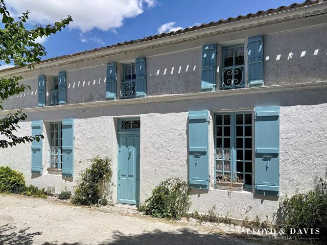 Talmont: maison de pêcheur de 143 m² avec jardin au coeur d. 142m² Talmont sur Gironde