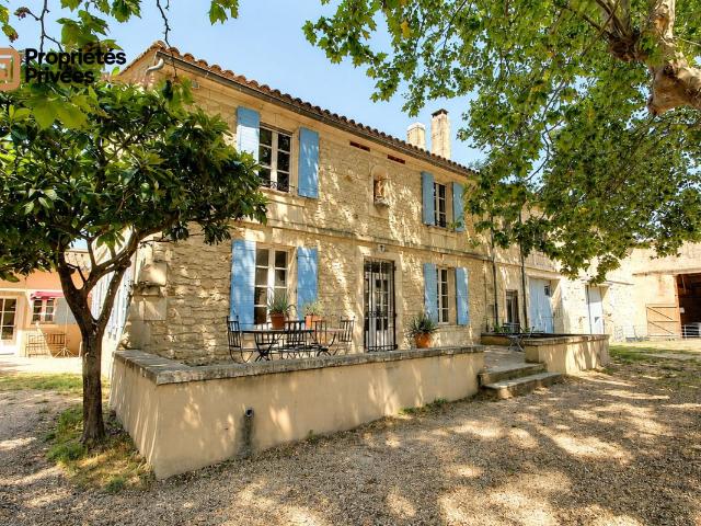 TARASCON EN EXCLUSIVITÉ Exceptionnel mas en pierre rénové de 364 m² habitables, offrant près de 944 m² bâtis sur un terrain clos de 9 420 m²
