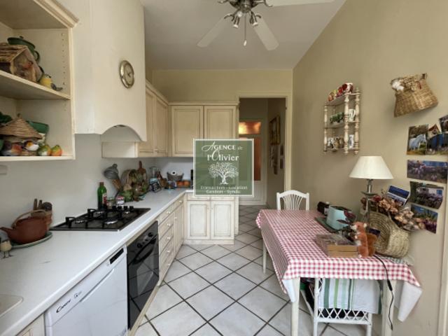 TARASCON. Maison de ville à vendre avec garage
