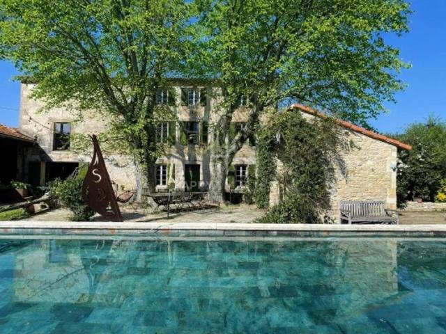 Tarascon, Mas bourgeois d'exception de 350 M2 habitables