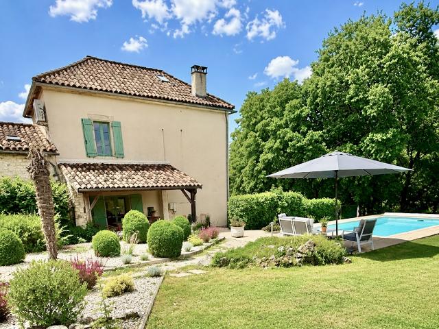 TARN ET GARONNE PUYLAROQUE Maison de campagne rénovée,3 chambres, avec piscine,et dependance
