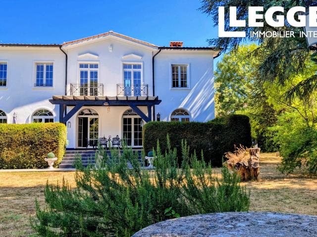 TARN:Labastide Rouairoux prestigieuse villa d’architecte avec piscine au cœur d’un magnifique parc arboré clos