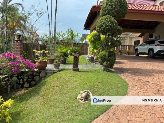 Tastefully designed balinese style bungalow, quality finishes, golf course view, gated & guarded community, view to appreciate