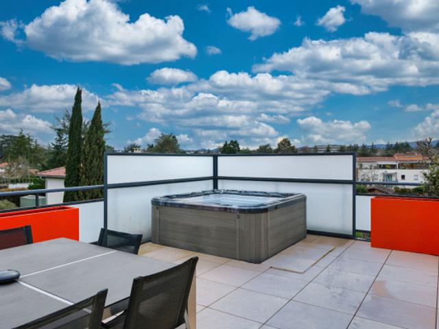 TASSIN BOURG DERNIER ETAGE T5 125M² + TERRASSE 48M² SUD W 2 GARAGES GAZ