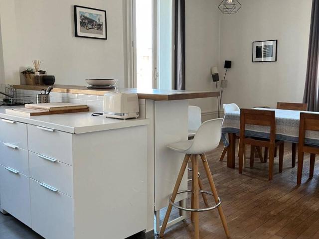 Tassin Horloge un T8 rénové avec très grand jardin paysager