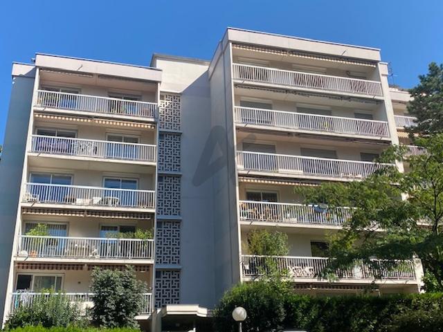 Tassin la Demi Lune T4 de 85 m2 en dernier étage avec balcon, cave et parking privatif