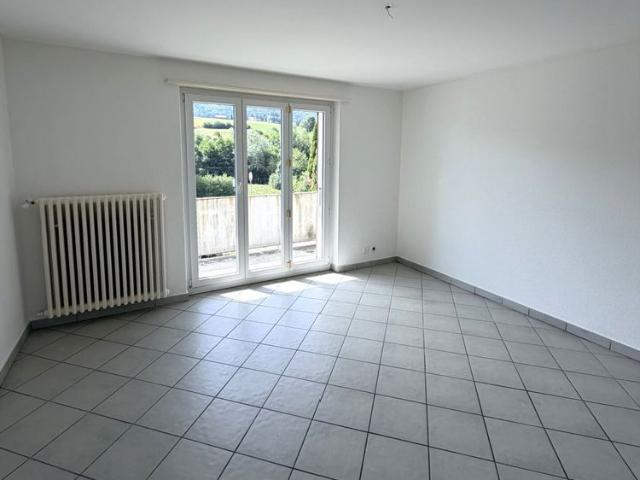 Tavannes, pretty renovated 2.5 room apartment on the 1st floor with balconies