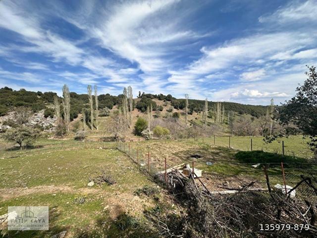 TAVAS YAHŞİLERDE ETRAFI TELLE ÇEVRİLİ SU SIKINTISI YOKTUR 850m2 tarla