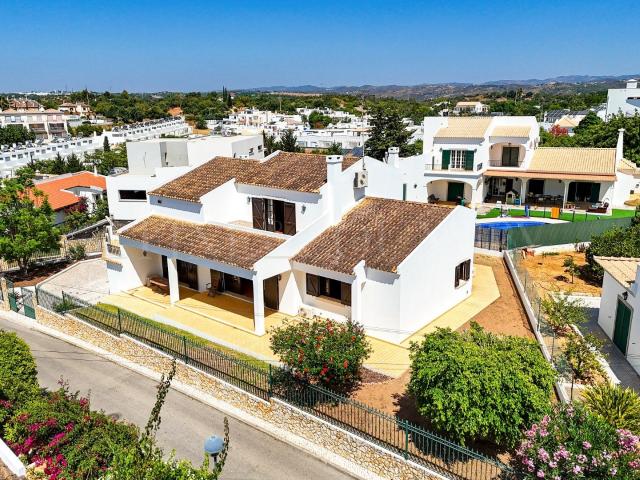 Tavira – Espaçosa moradia de 4 quartos com vista mar, garagem e perto do centro